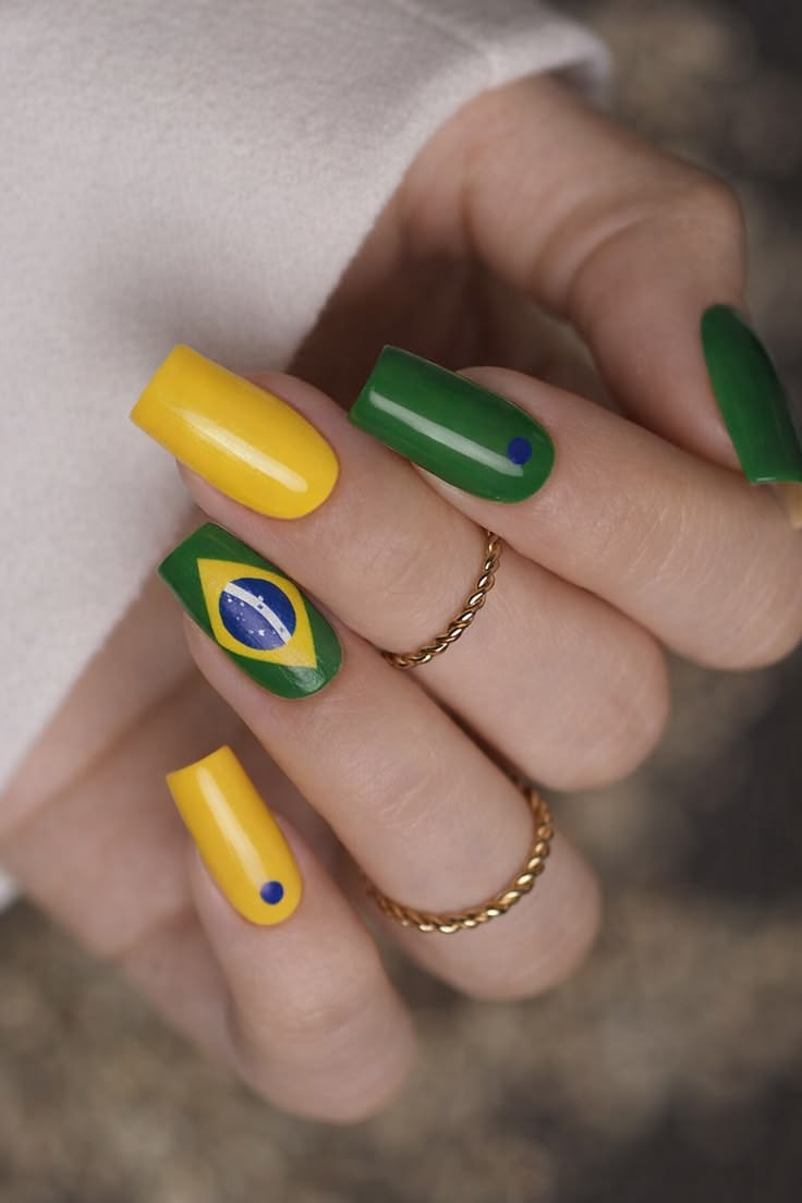 Unhas mix de estampas verde amarelo